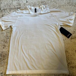 Lululemon white shirt
-metal vent tech SS 2.0
-size XL